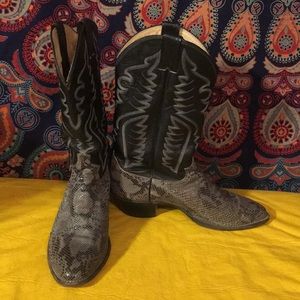 Woman’s Justin cowgirl boots